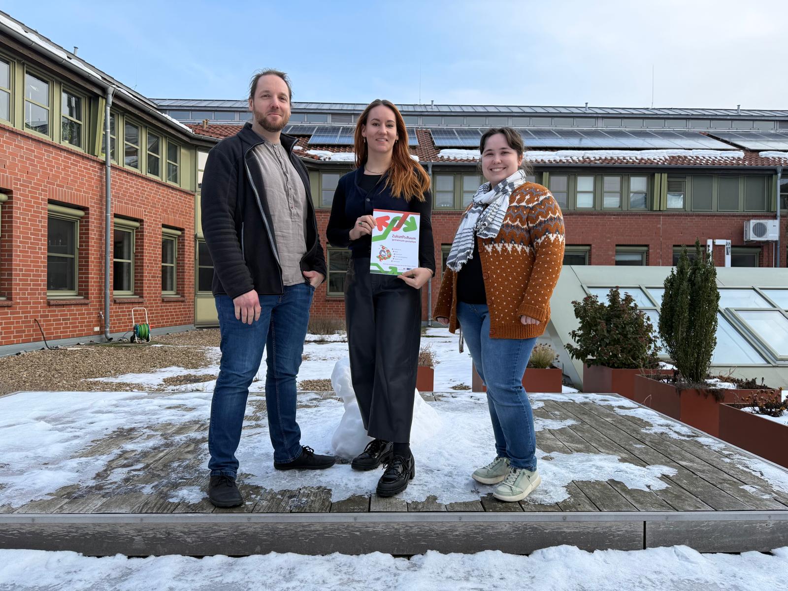 Berater Marvin Leck (links), Regionalmanagerin Adriana Guse und Katrina Holton (rechts) von der Bauverwaltung Georgsmareinhütte